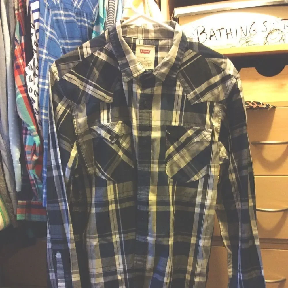 Men’s Levi’s shirt with pockets Small